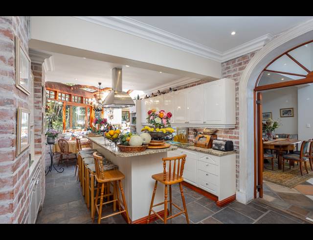 6 BEDROOM FREEHOLD TO LET IN CONSTANTIA